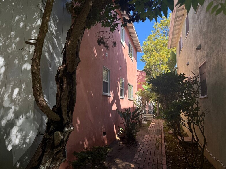 3714 Corinth Ave, Los Angeles, CA à vendre - Photo du bâtiment - Image 3 de 5