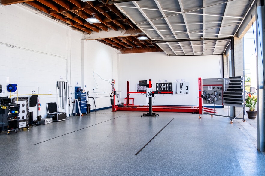 986 W 17th St, Costa Mesa, CA for lease - Building Photo - Image 3 of 8