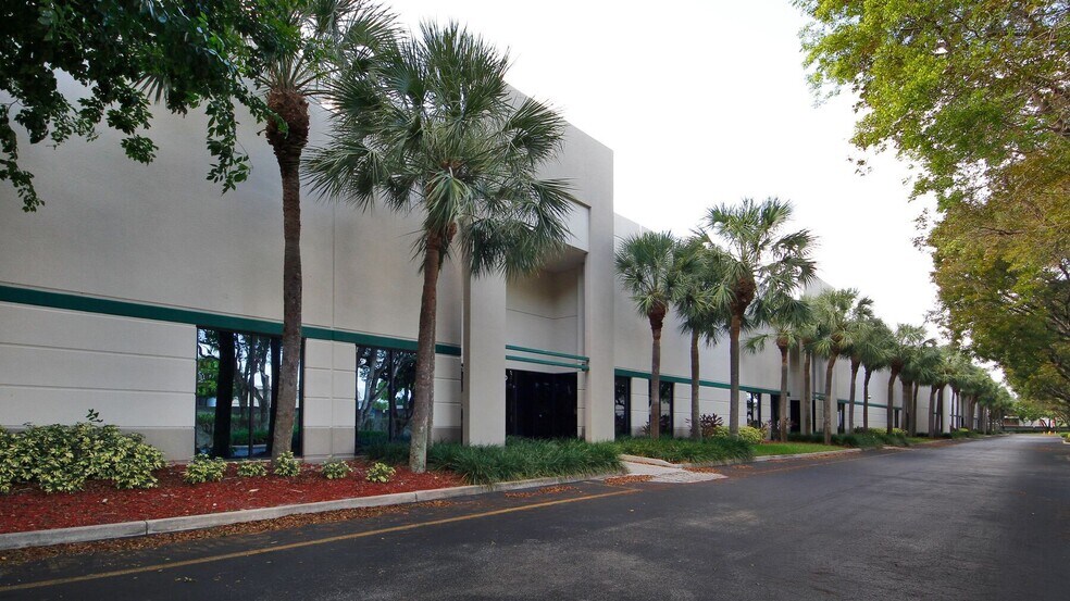 700 NW 33rd St, Pompano Beach, FL à louer - Photo du bâtiment - Image 2 de 3