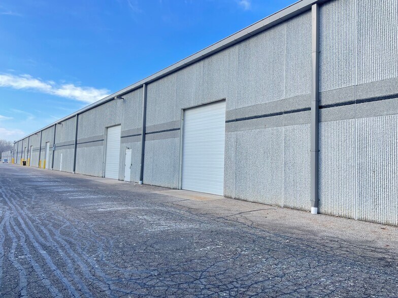 4063 Grand Oak Dr, Lansing, MI à louer - Photo du bâtiment - Image 3 de 9