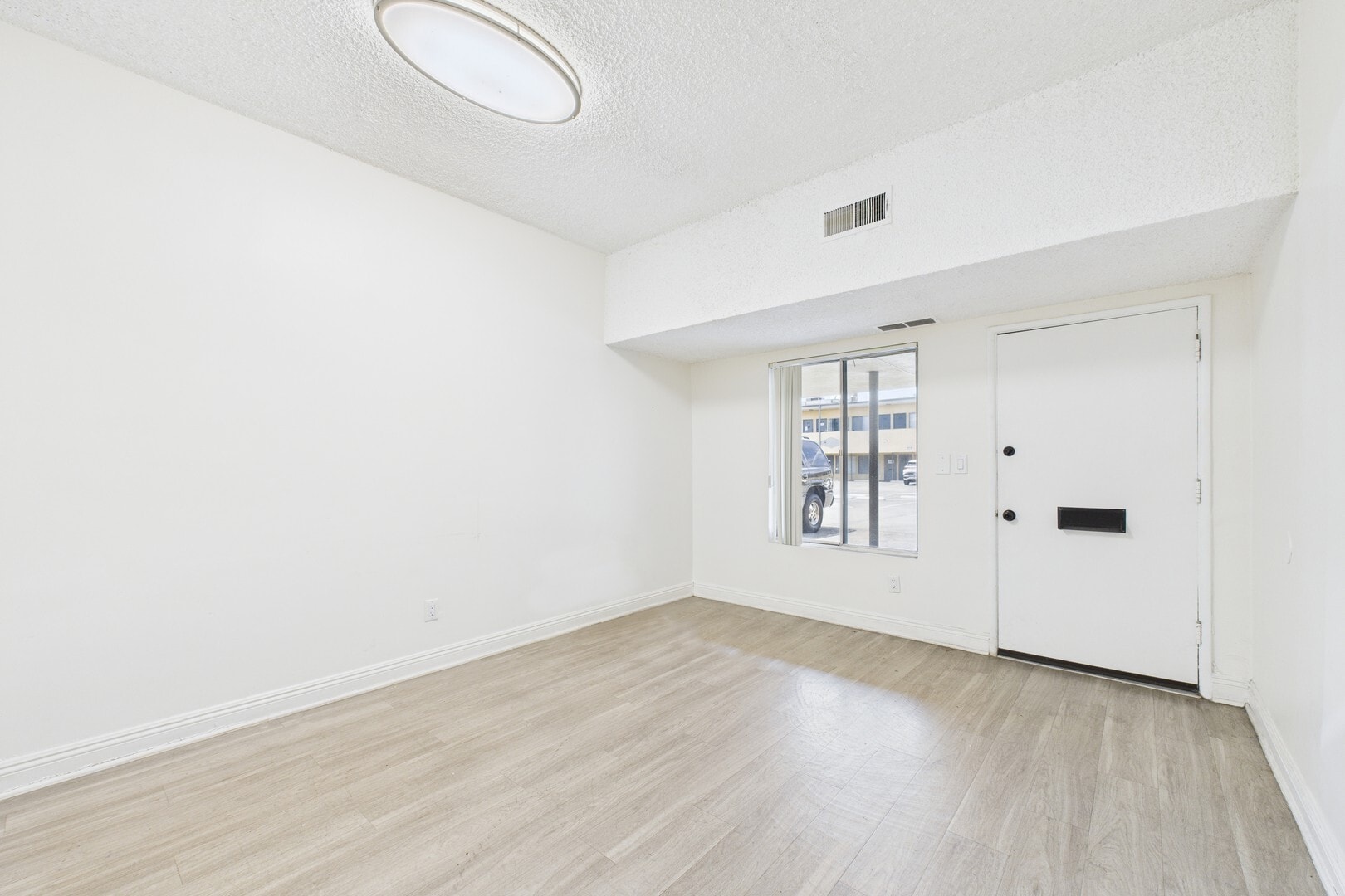 13615 Victory Blvd, Van Nuys, CA for lease Interior Photo- Image 1 of 2
