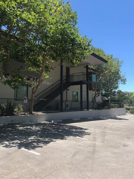 1633 Erringer Rd, Simi Valley, CA à louer - Photo du bâtiment - Image 2 de 17