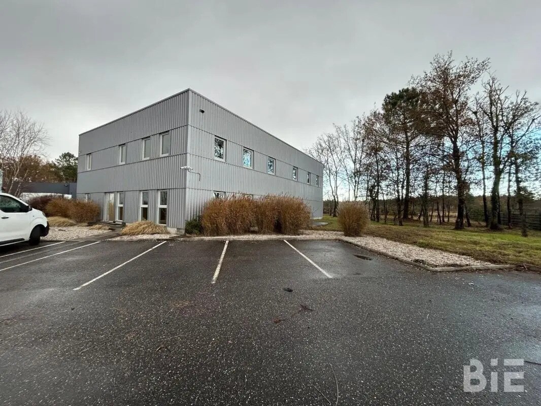 Office in SAINT-JEAN-D'ILLAC for lease Building Photo- Image 1 of 12