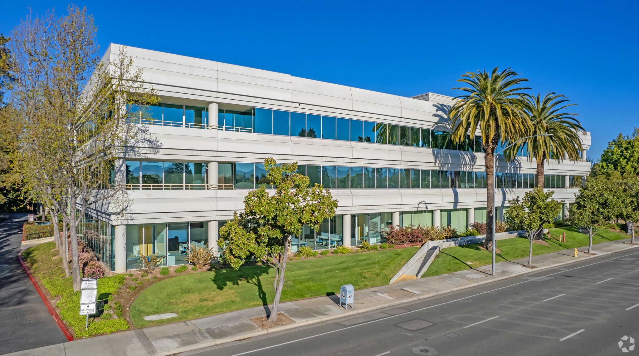 2105 S Bascom Ave, Campbell, CA à louer Photo du bâtiment- Image 1 de 30