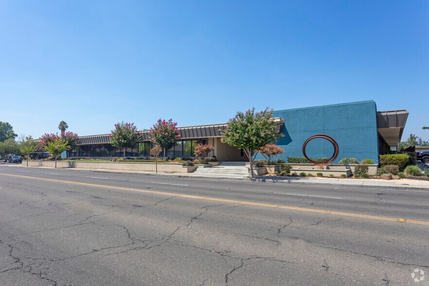 1341 W Robinhood Dr, Stockton, CA à louer - Photo du bâtiment - Image 2 de 5