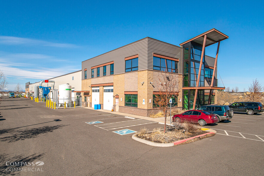 375 NE 11th St, Redmond, OR for lease - Building Photo - Image 1 of 7