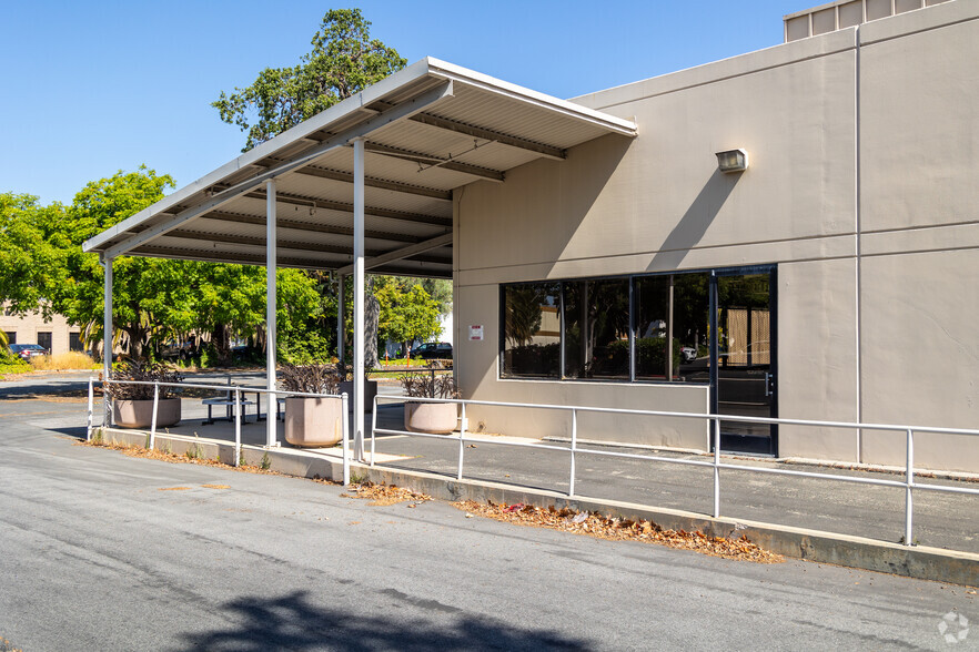 535 Oakmead Pky, Sunnyvale, CA for lease - Building Photo - Image 2 of 7