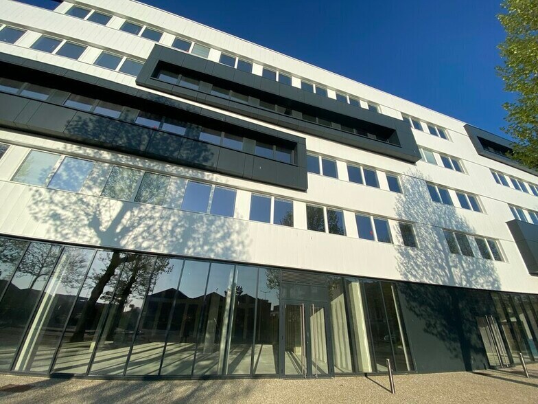 Office in Le Havre for lease - Building Photo - Image 1 of 6