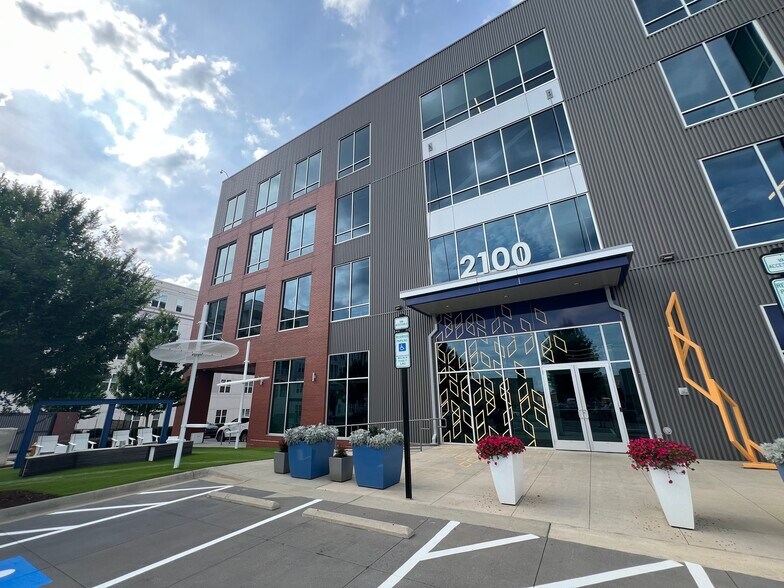 2100 S Tryon St, Charlotte, NC à louer - Photo du bâtiment - Image 3 de 4