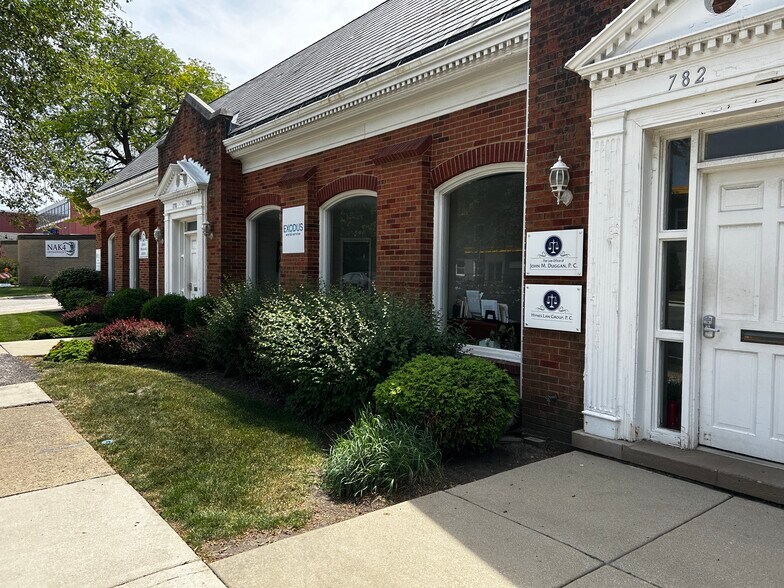 776-784 Busse Hwy, Park Ridge, IL à louer - Photo du bâtiment - Image 2 de 4