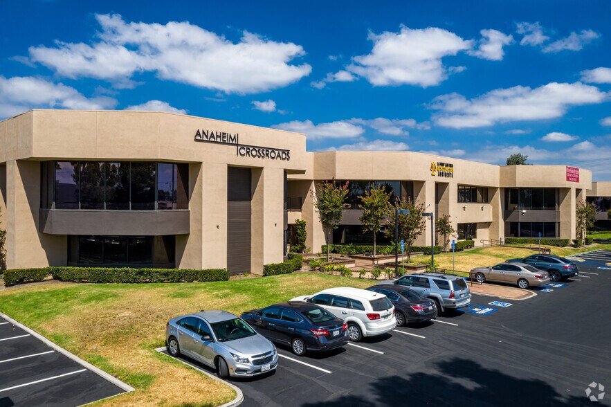 1661 N Raymond Ave, Anaheim, CA à louer - Photo du bâtiment - Image 2 de 28