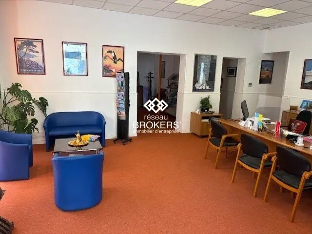 Retail in Marseille for lease Interior Photo- Image 1 of 2