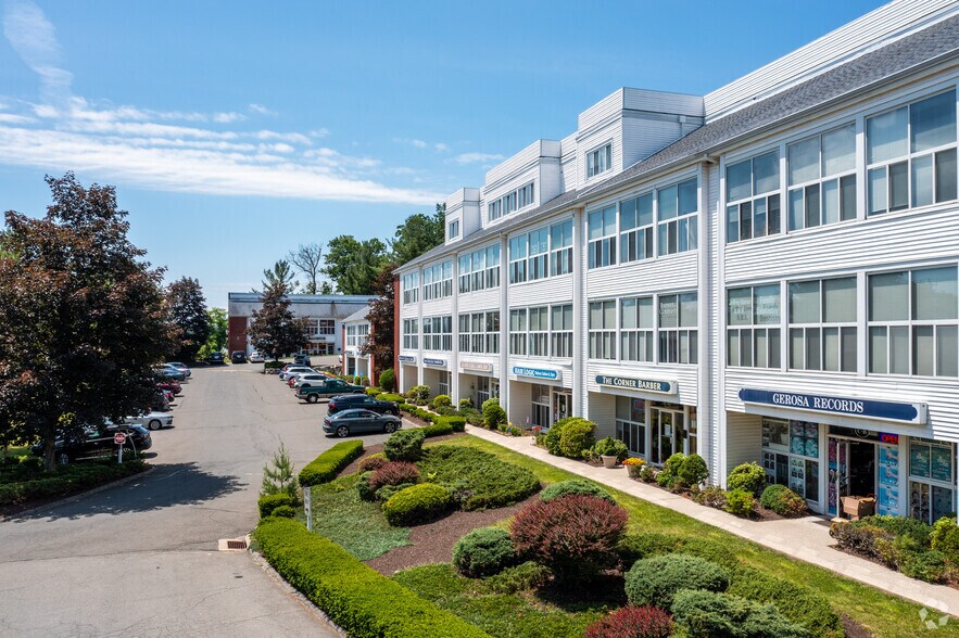 246 Federal Rd, Brookfield, CT à louer - Photo du bâtiment - Image 2 de 5