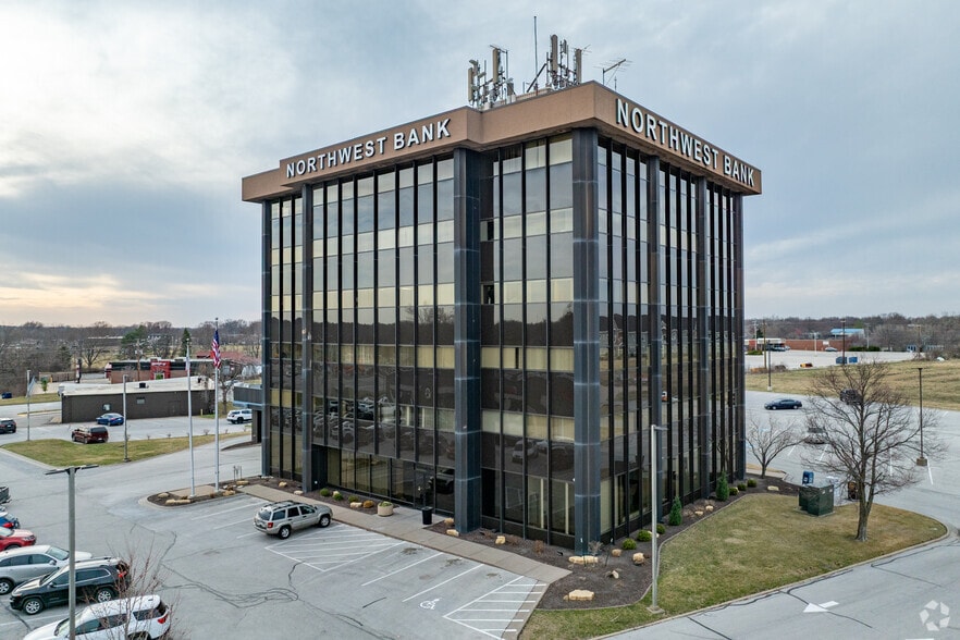 2550 Middle Rd, Bettendorf, IA for sale - Building Photo - Image 3 of 14