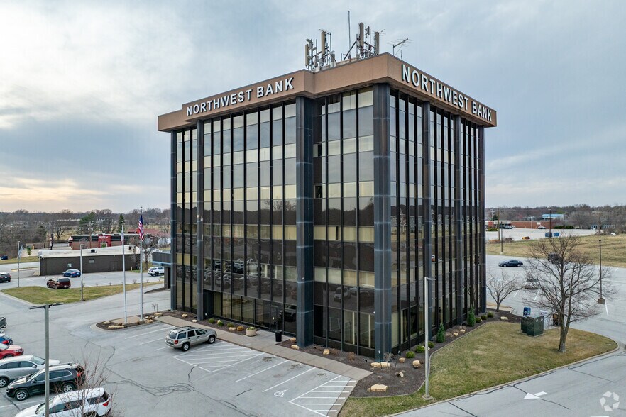 2550 Middle Rd, Bettendorf, IA à vendre - Photo du bâtiment - Image 3 de 14