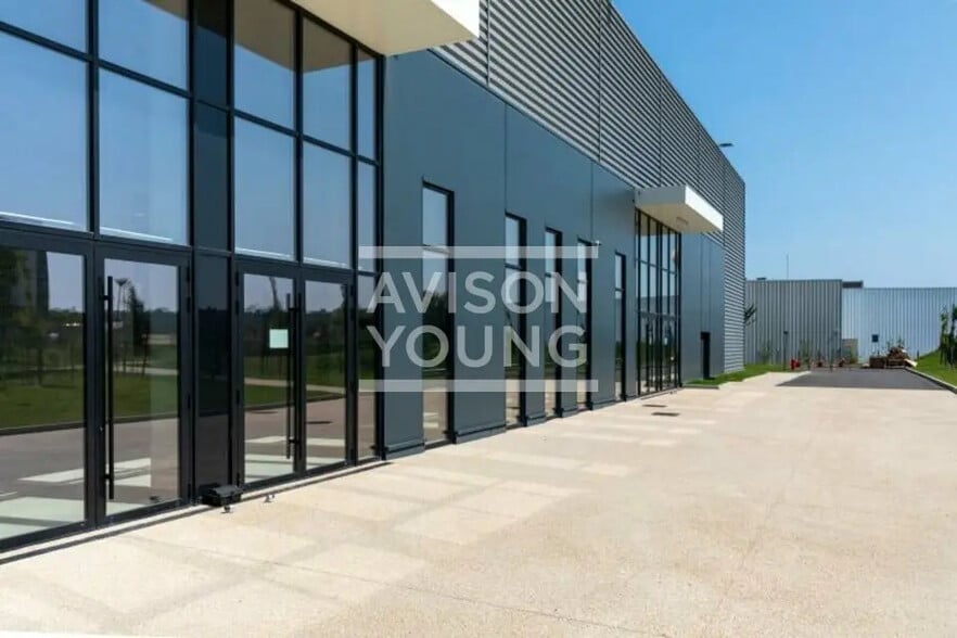 Flex in Sucy-en-Brie for lease - Building Photo - Image 2 of 9