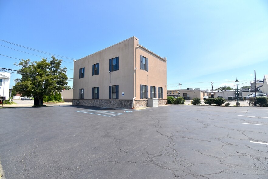 22 Bayview Ave, Manhasset, NY for sale - Building Photo - Image 2 of 10
