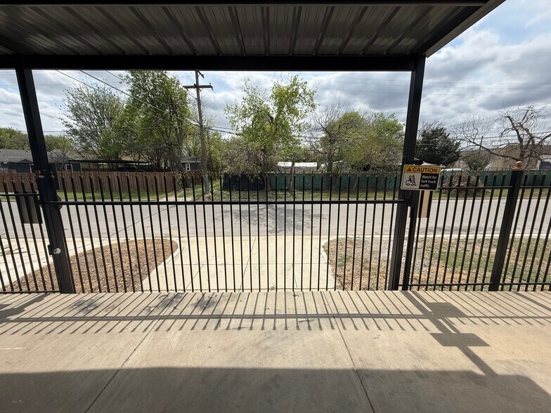 2745 Bryan Ave, Fort Worth, TX à louer - Photo du bâtiment - Image 3 de 12