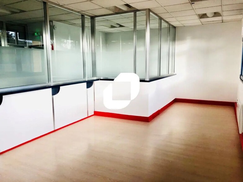 Bureau dans Émerainville à louer - Photo intérieure - Image 1 de 7