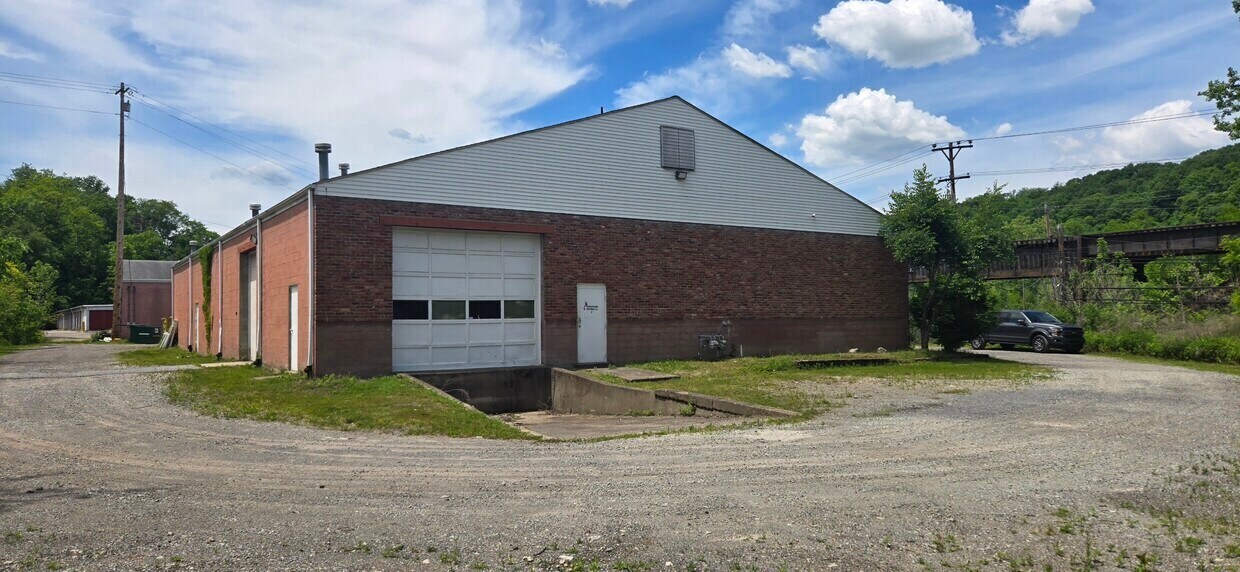 451 Millers Run Rd, Morgan, PA à louer Photo du bâtiment- Image 1 de 4