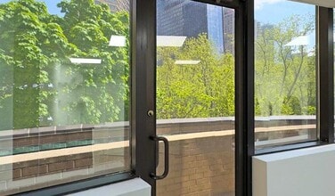 345 E 37th St, New York, NY à louer Photo du bâtiment- Image 2 de 2