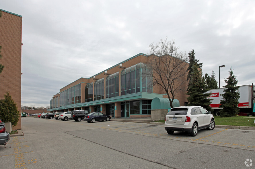 1315 Lawrence Ave E, Toronto, ON for lease - Primary Photo - Image 1 of 3