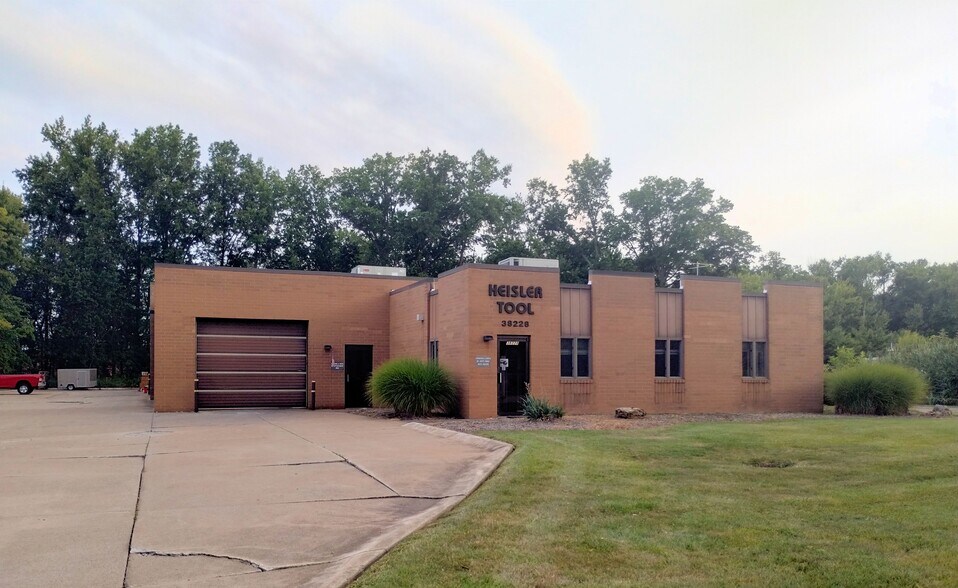 38228 Western Pky, Willoughby, OH à vendre - Photo du bâtiment - Image 1 de 13