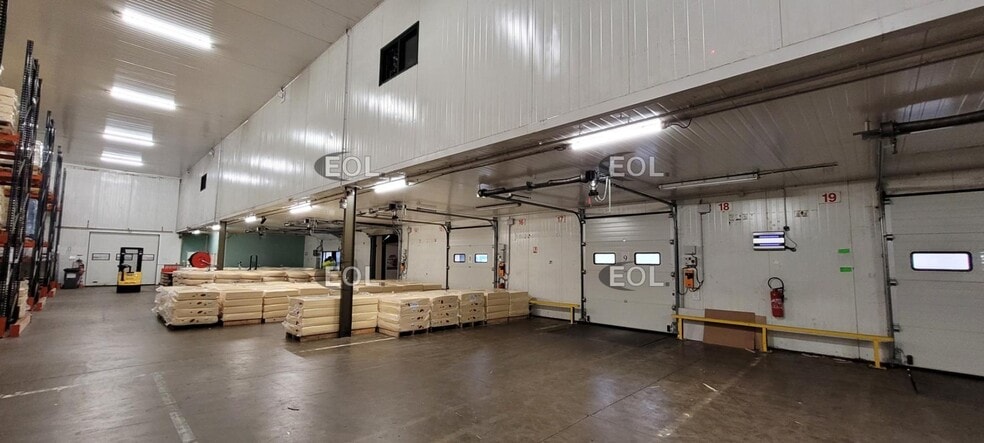 Industrial in for lease - Interior Photo - Image 3 of 9