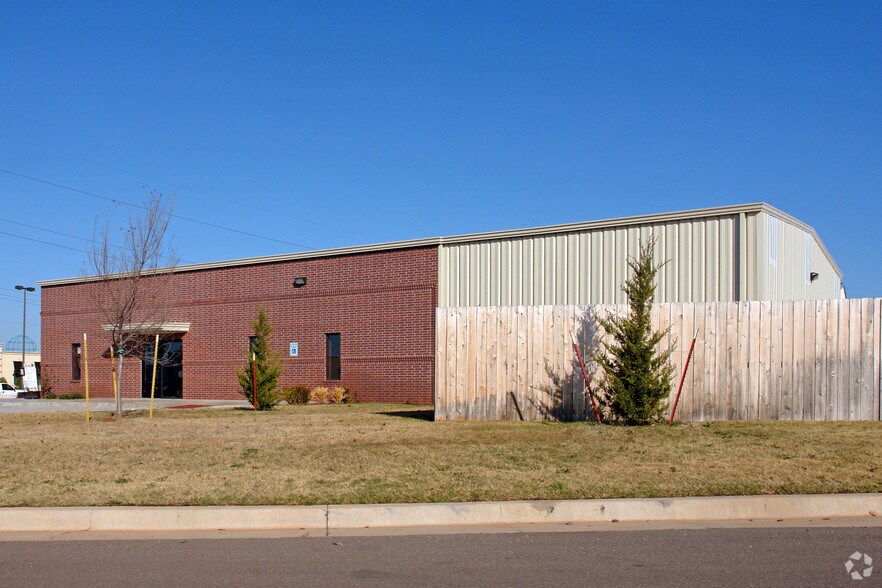 8216 Rockback Ct, Oklahoma City, OK à louer - Photo du bâtiment - Image 2 de 6