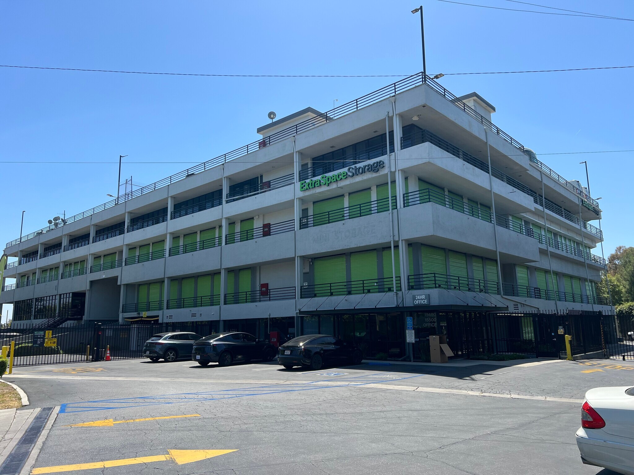15500 Erwin St, Van Nuys, CA à louer Photo du bâtiment- Image 1 de 4