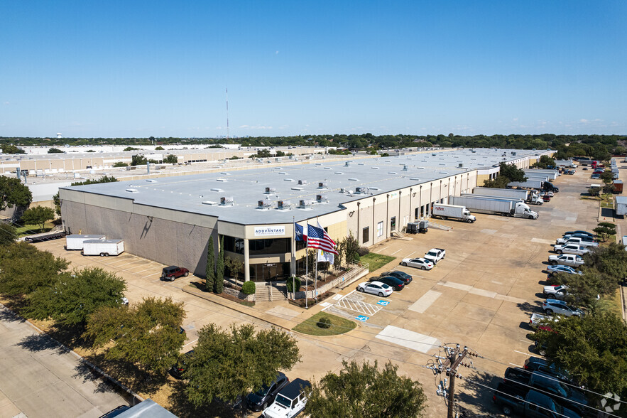 1430 Bradley Ln, Carrollton, TX à louer - Photo du bâtiment - Image 1 de 6