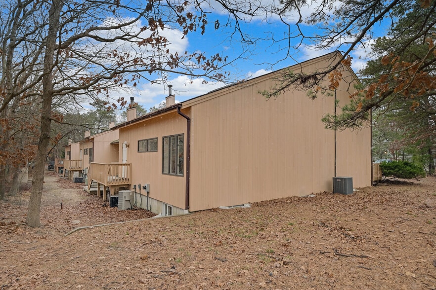 16 Goodfriend Dr, East Hampton, NY for sale - Primary Photo - Image 1 of 19