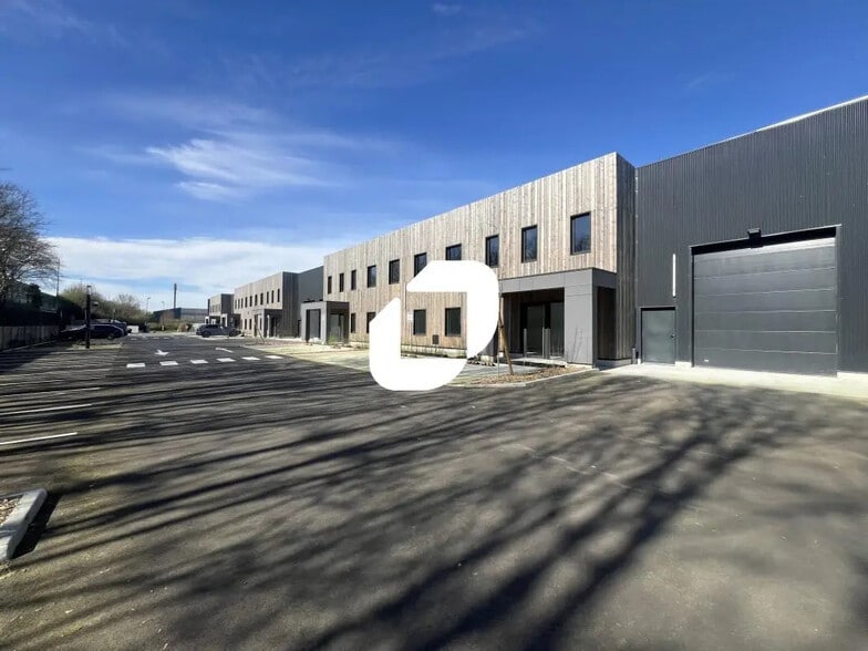 Office in Wambrechies for lease - Building Photo - Image 1 of 14