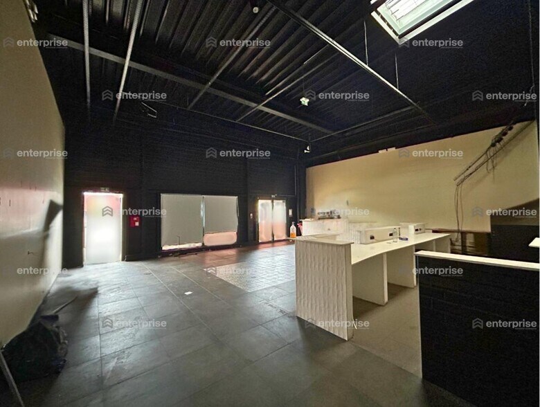 Retail in Chambly for lease - Interior Photo - Image 2 of 5