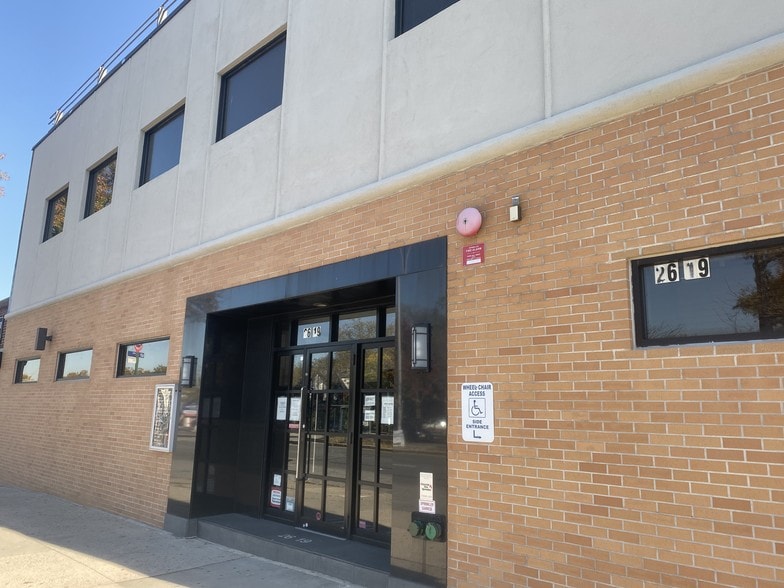 26-19 Francis Lewis Blvd, Flushing, NY for lease - Primary Photo - Image 1 of 10