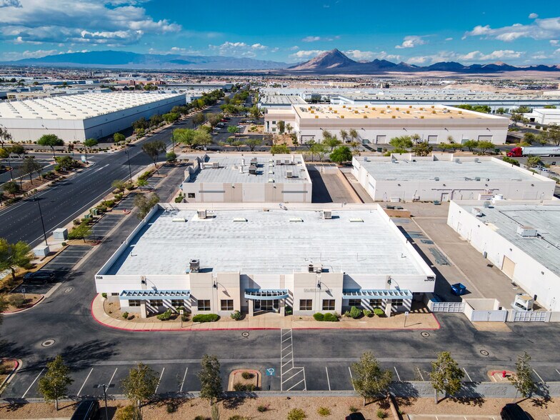 7700 Eastgate Rd, Henderson, NV à louer - Photo du bâtiment - Image 3 de 13