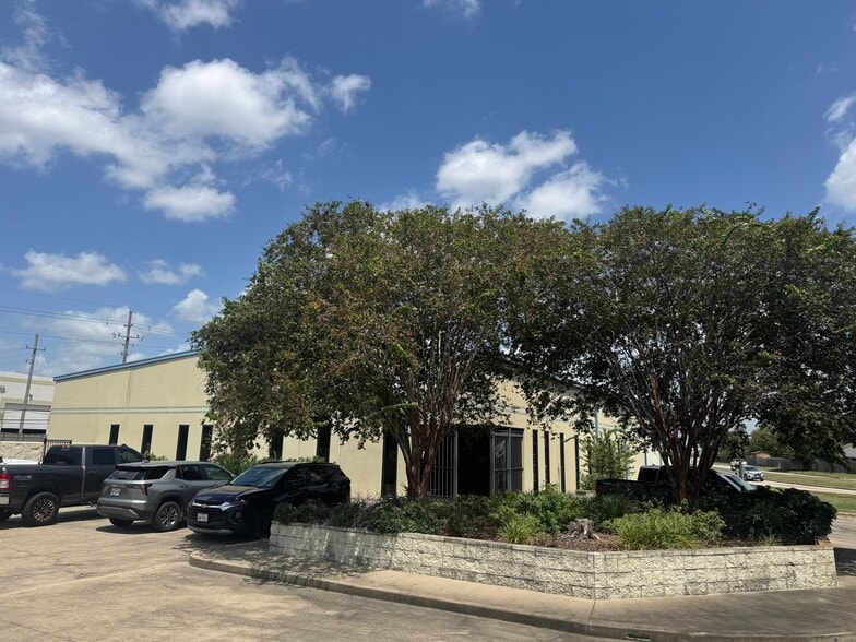 10702 Old Bammel N Houston Rd, Houston, TX for sale - Building Photo - Image 2 of 5