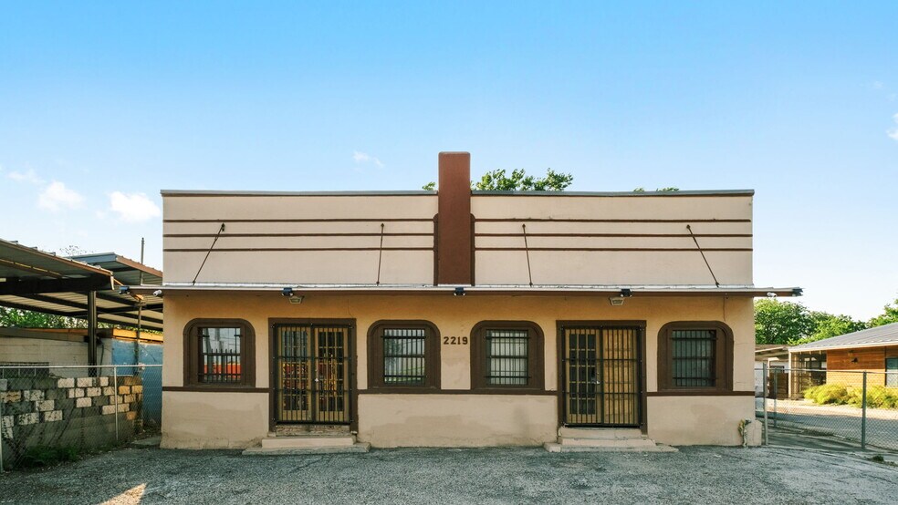 2219 S Flores St, San Antonio, TX à vendre - Photo du bâtiment - Image 1 de 17
