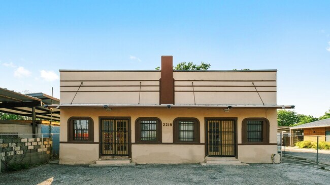 Plus de détails pour 2219 S Flores St, San Antonio, TX - Commerce de détail à vendre