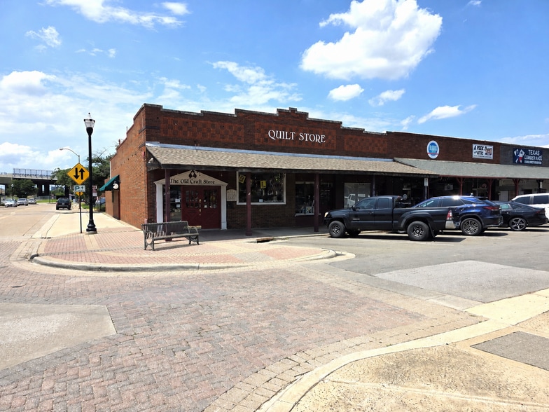 Carrollton Square - Main Street portfolio of 2 properties for sale on LoopNet.ca - Building Photo - Image 2 of 10