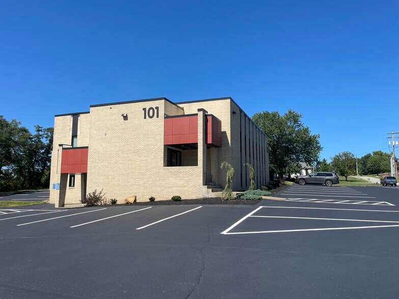 101 Orchard Dr, Trafford, PA à louer - Photo du bâtiment - Image 1 de 16