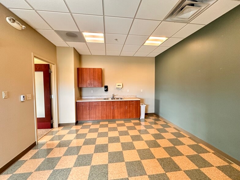 377 W River Woods Pky, Milwaukee, WI for lease - Interior Photo - Image 2 of 11