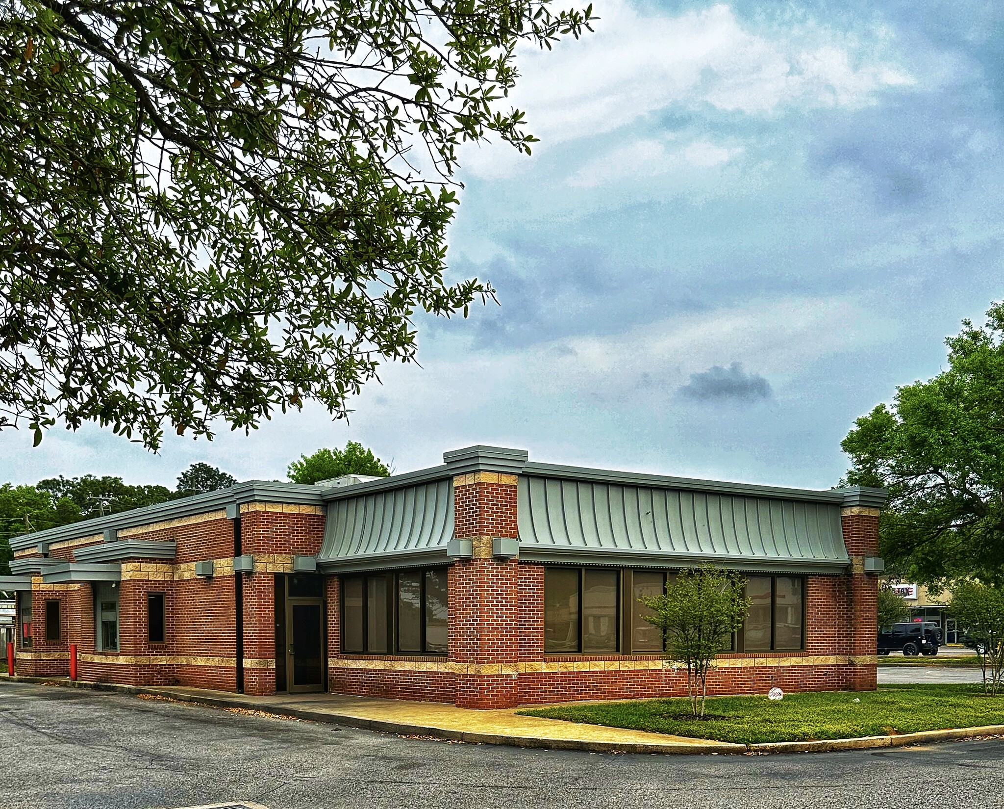 3957-3985 Cottage Hill Rd, Mobile, AL for lease Building Photo- Image 1 of 12