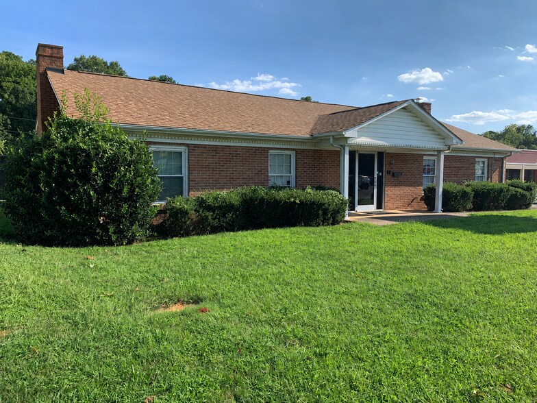 5010 Albemarle Rd, Charlotte, NC à louer - Photo du bâtiment - Image 2 de 3