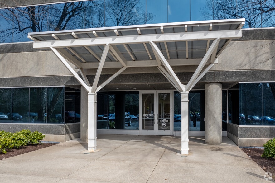 9954 Mayland Dr, Richmond, VA à louer - Photo du bâtiment - Image 2 de 4