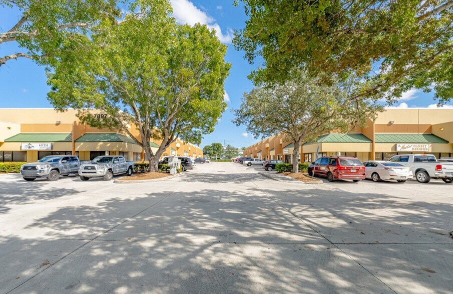 7657-7675 SW Ellipse, Stuart, FL à louer - Photo du bâtiment - Image 3 de 6