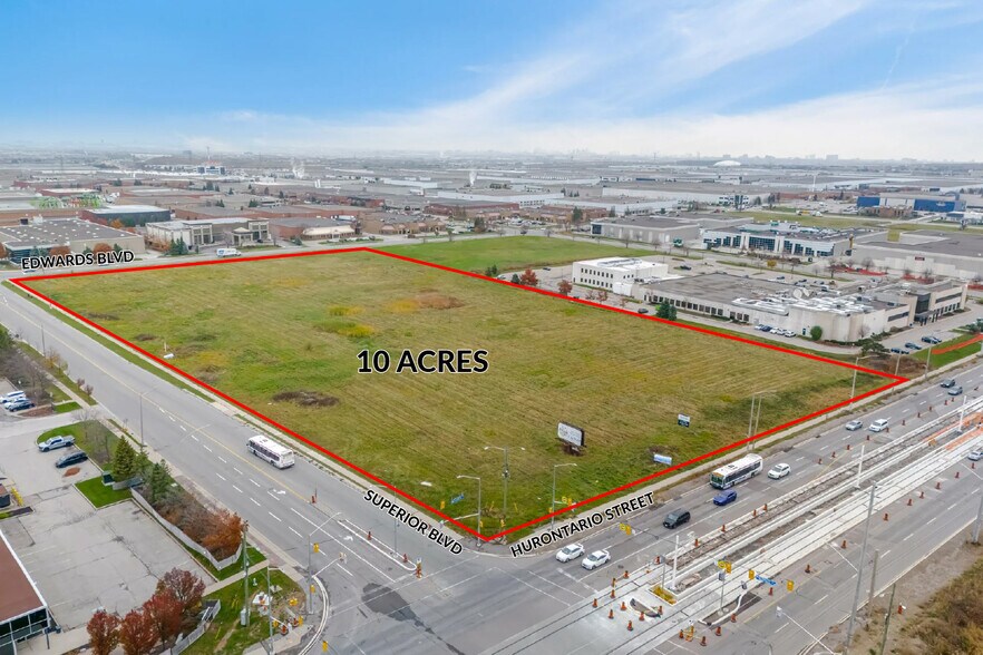 70 Superior Blvd, Mississauga, ON à vendre - Photo du bâtiment - Image 2 de 23