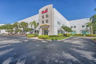 6701 NW 7th St, Miami, FL à louer Photo du bâtiment- Image 1 de 1