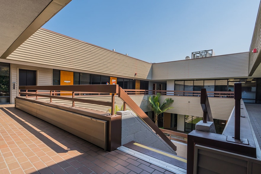 20 E Foothill Blvd, Arcadia, CA for lease - Building Photo - Image 3 of 12