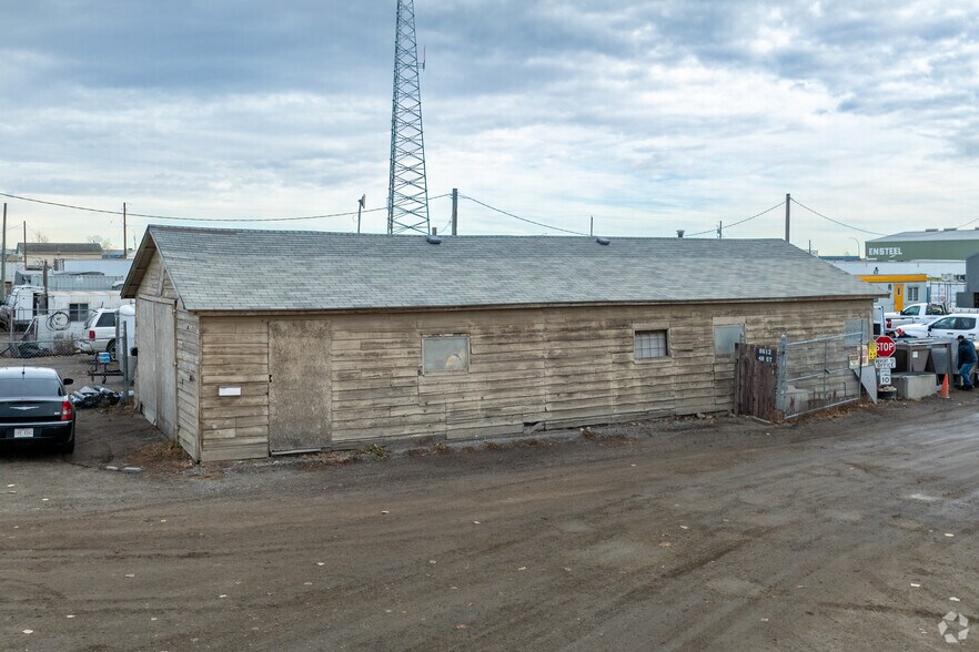 8612 48th St SE, Calgary, AB à louer - Photo du bâtiment - Image 2 de 3